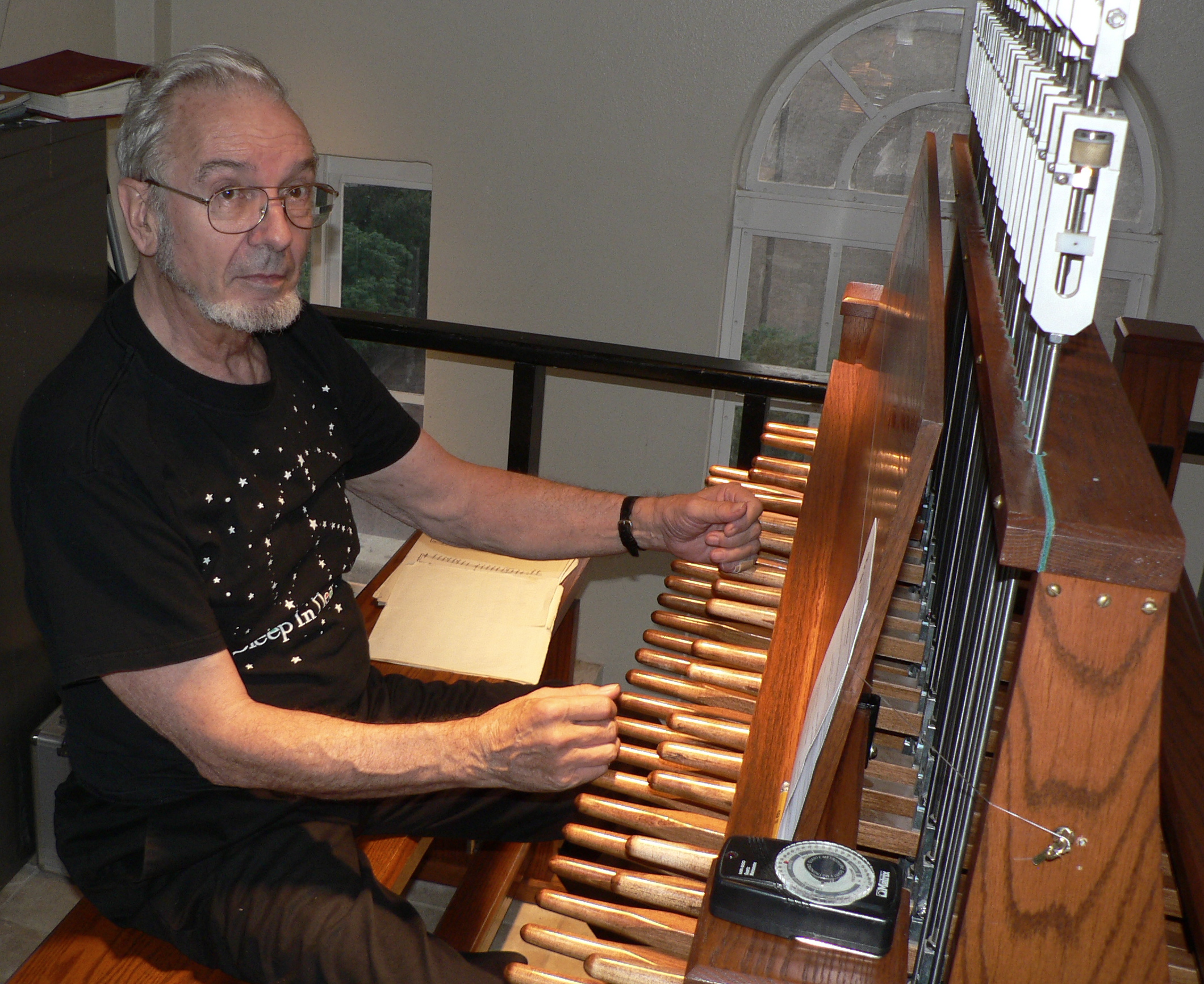 Judson Maynard
          at new carillon console in 2007